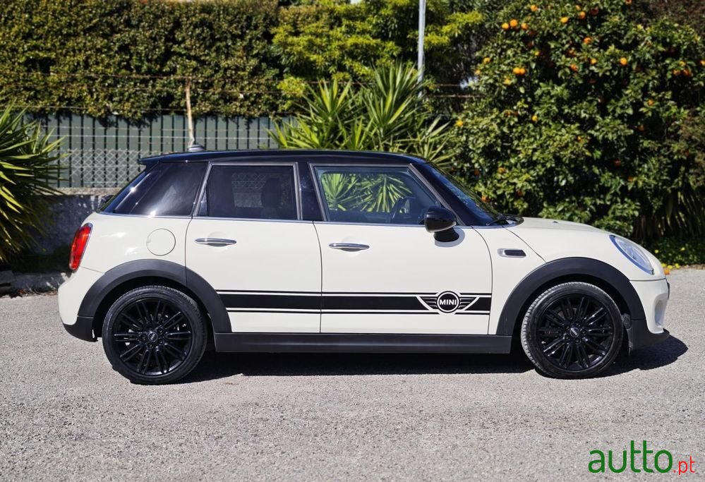 2017' MINI Cooper D 5 Portas photo #6