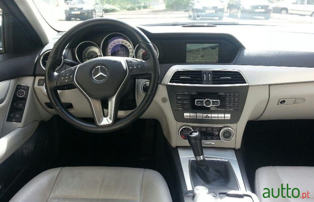 2012' Mercedes-Benz 200 CDi Avantgarde BE photo #3