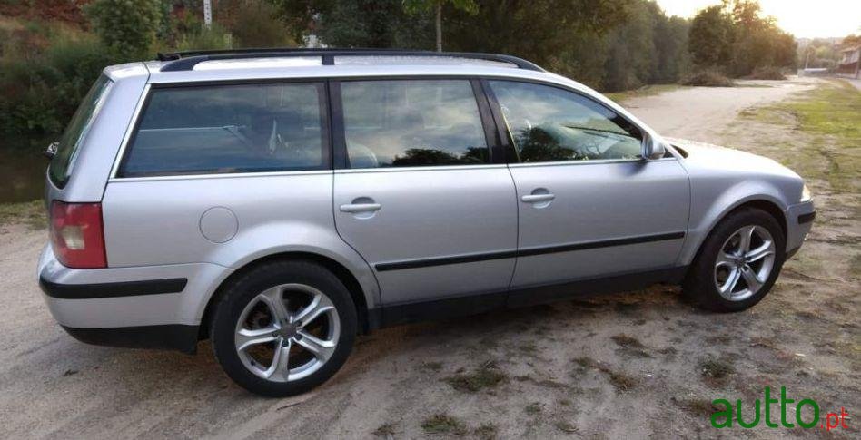 2004' Volkswagen Passat Variant photo #1