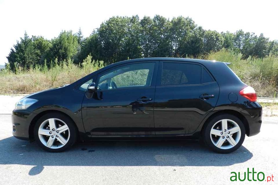 2010' Toyota Auris photo #4