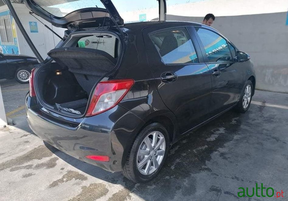 2012' Toyota Yaris photo #2