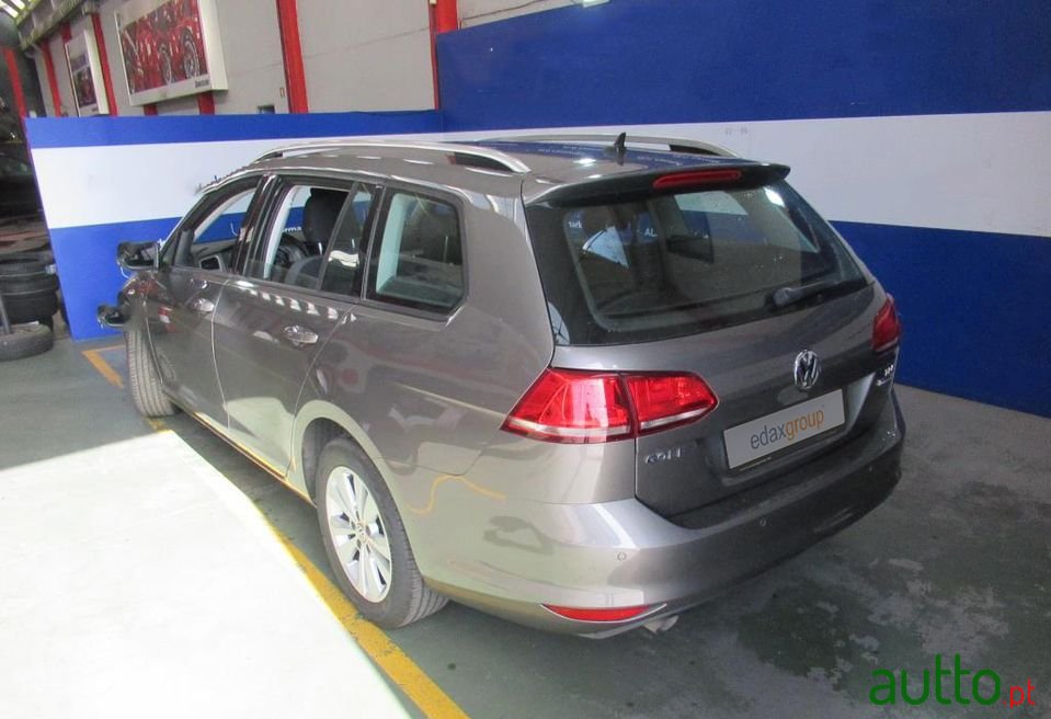 2017' Volkswagen Golf photo #2