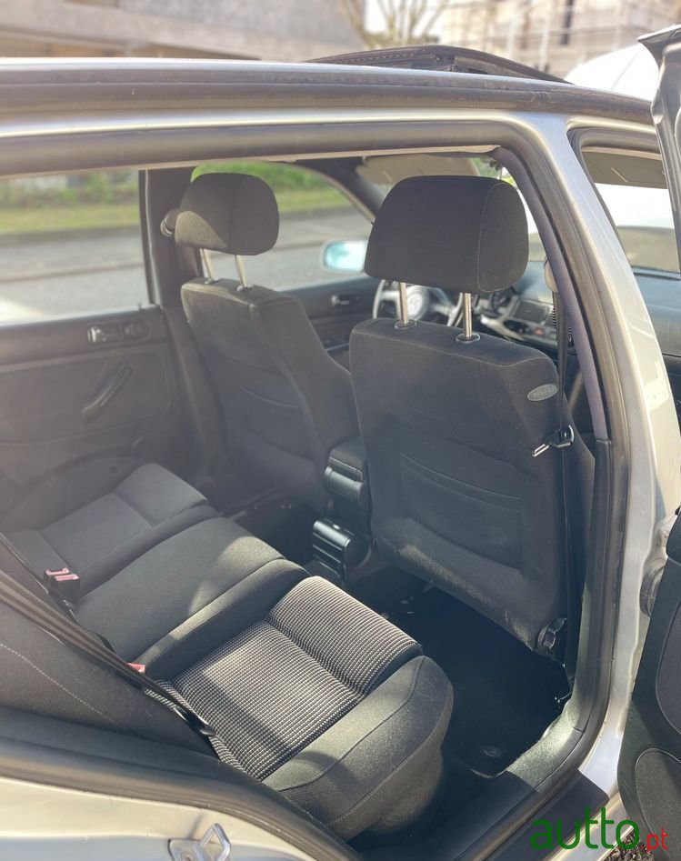 2001' Volkswagen Golf photo #6