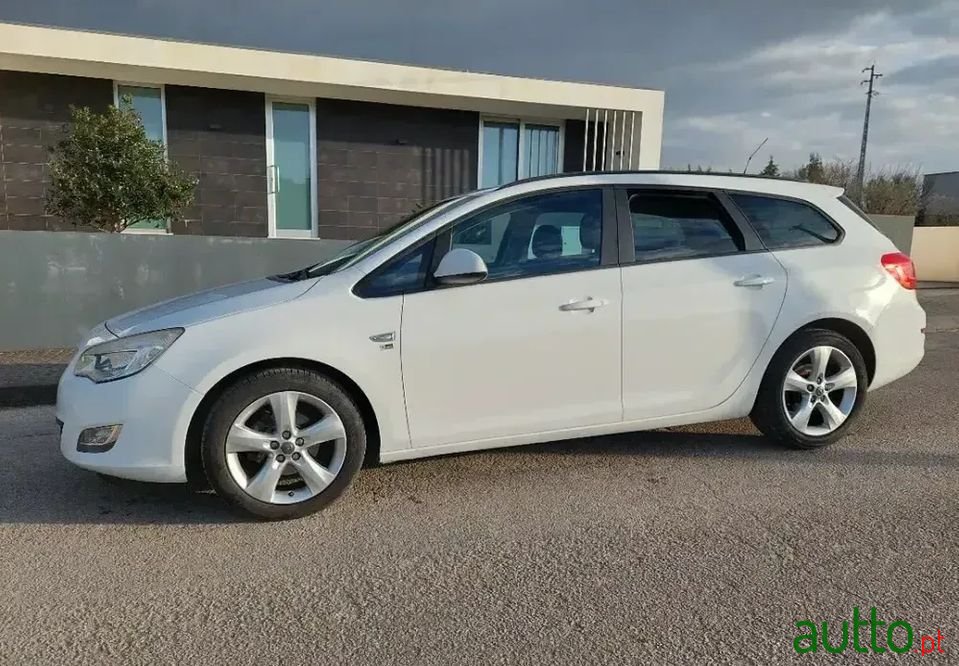 2012' Opel Astra photo #1