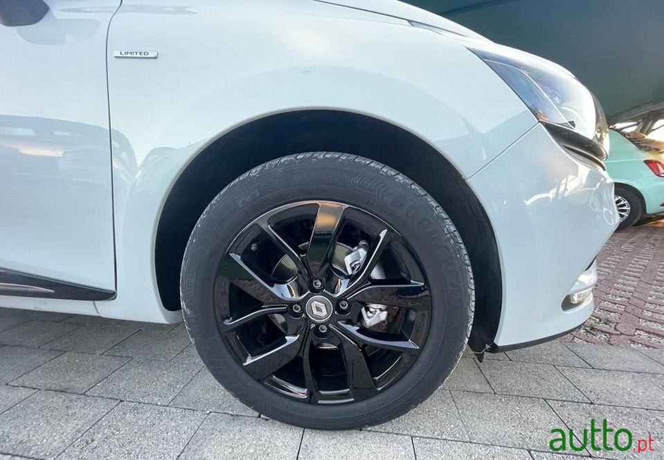 2019' Renault Clio Sport Tourer photo #4