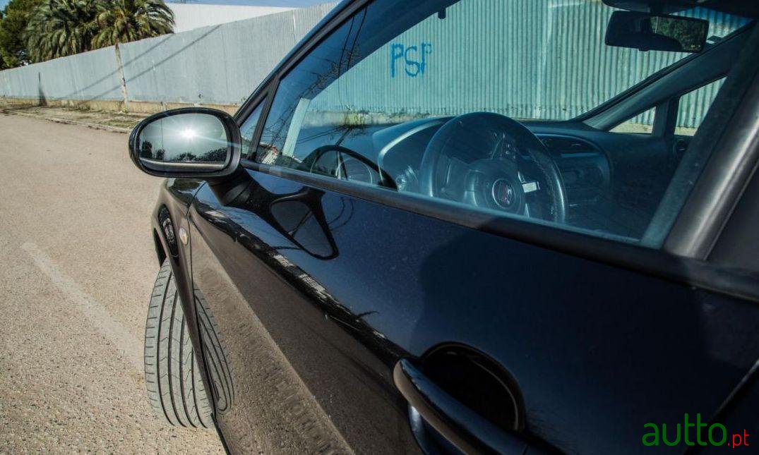 2006' SEAT Leon photo #1