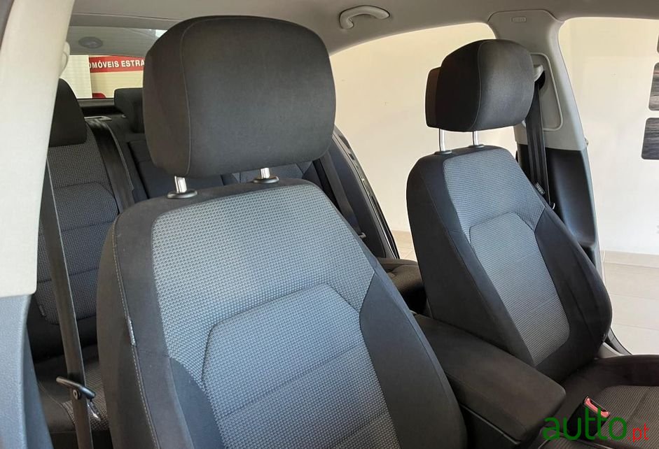 2011' Volkswagen Passat photo #4