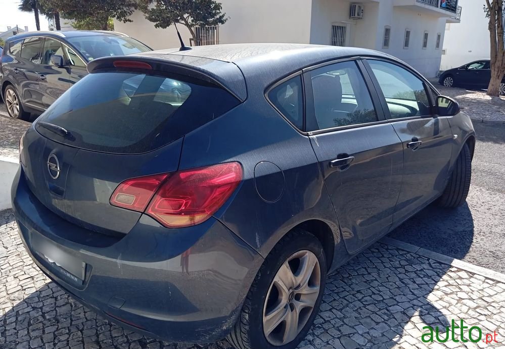 2010' Opel Astra photo #5