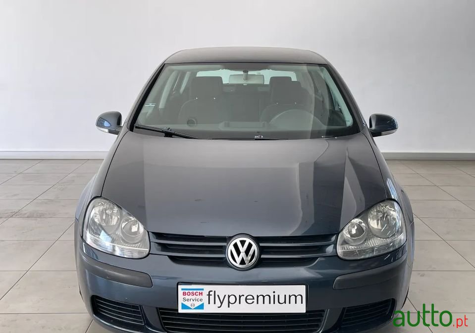 2004' Volkswagen Golf photo #2