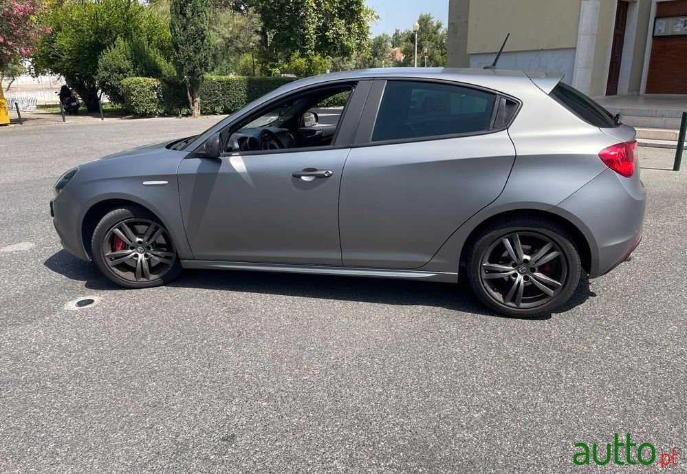 2016' Alfa Romeo Giulietta photo #6