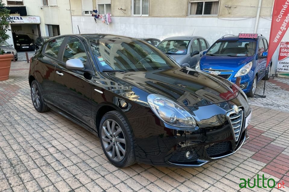 2013' Alfa Romeo Giulietta photo #3