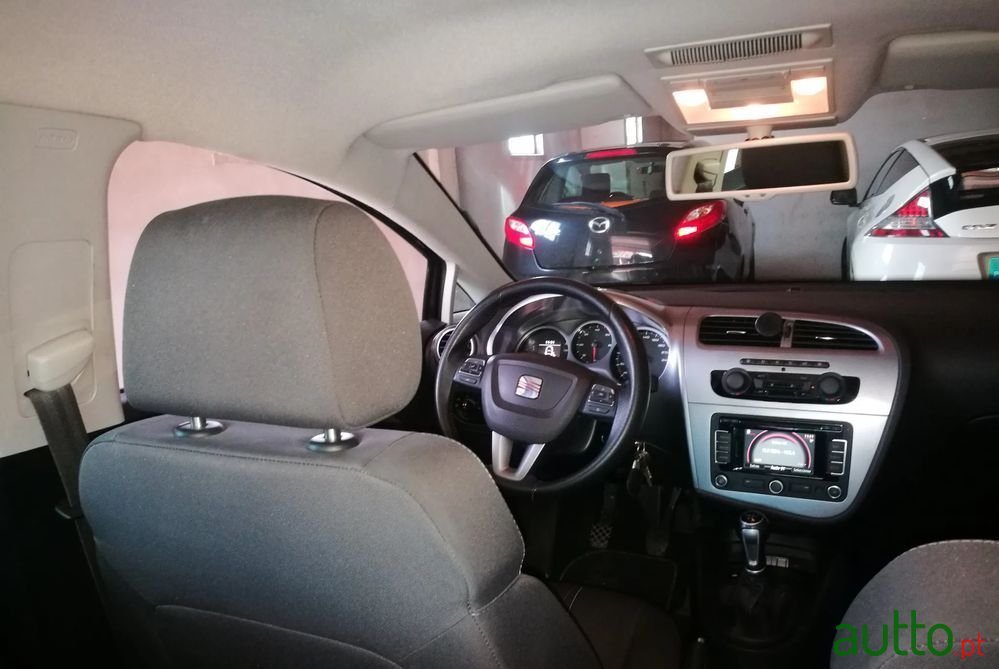 2011' SEAT Leon photo #5