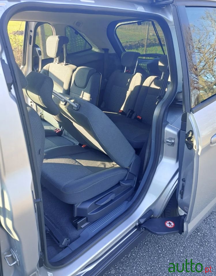 2011' Ford Grand C-MAX photo #3