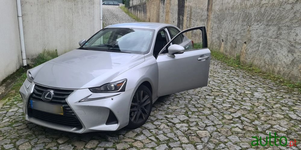 2018' Lexus IS Business photo #2