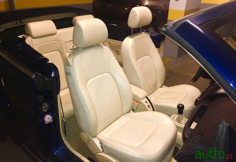 2004' Volkswagen New Beetle photo #5