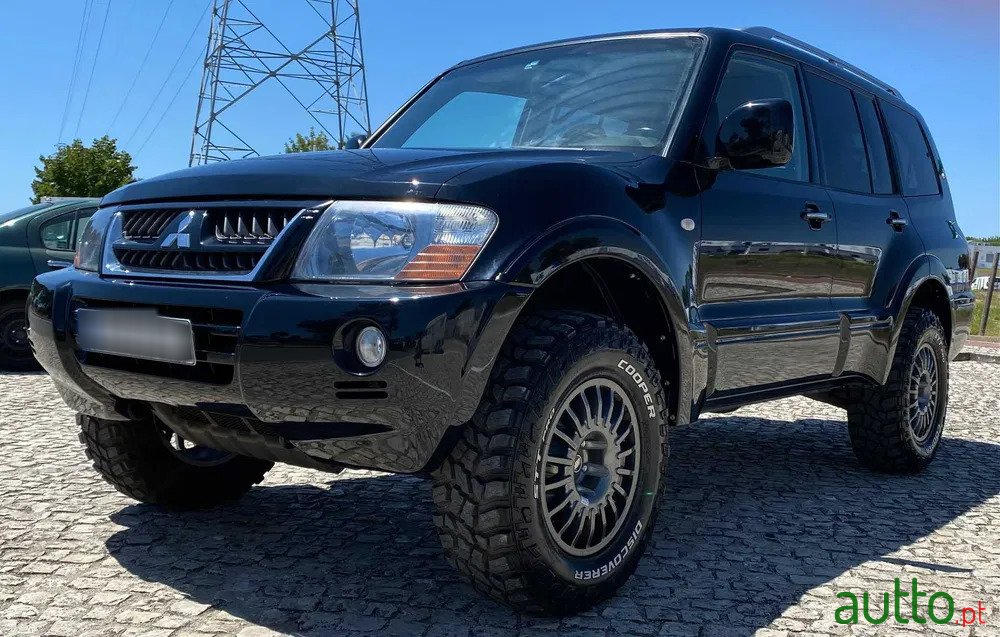 2015' Mitsubishi Pajero photo #1