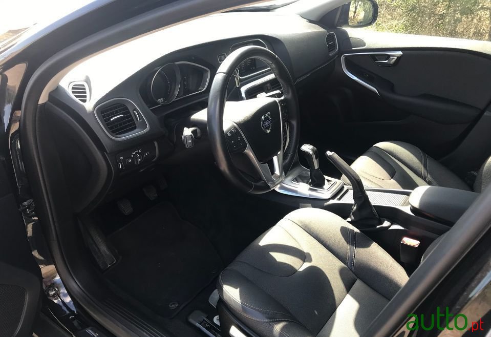 2015' Volvo V40 Cross Country photo #6