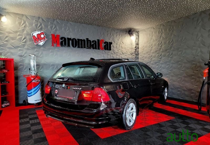 2010' BMW 320 D Touring Sport photo #3