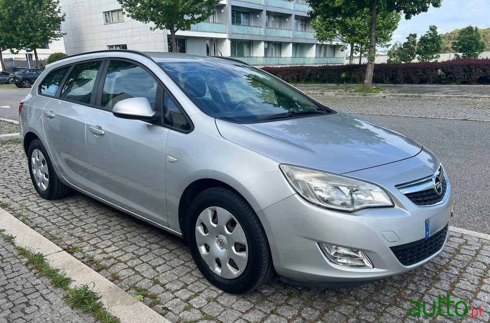 2011' Opel Astra Sports Tourer photo #3