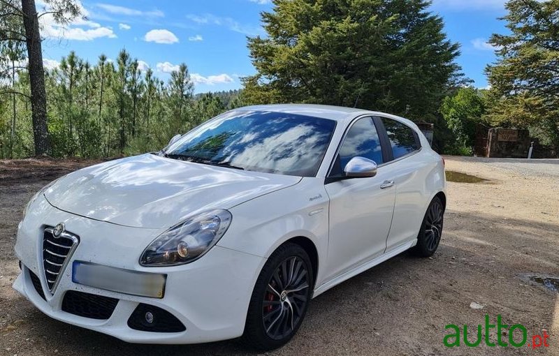 2013' Alfa Romeo Giulietta photo #1