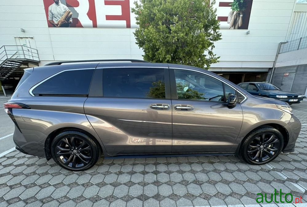 2022' Toyota Sienna photo #4