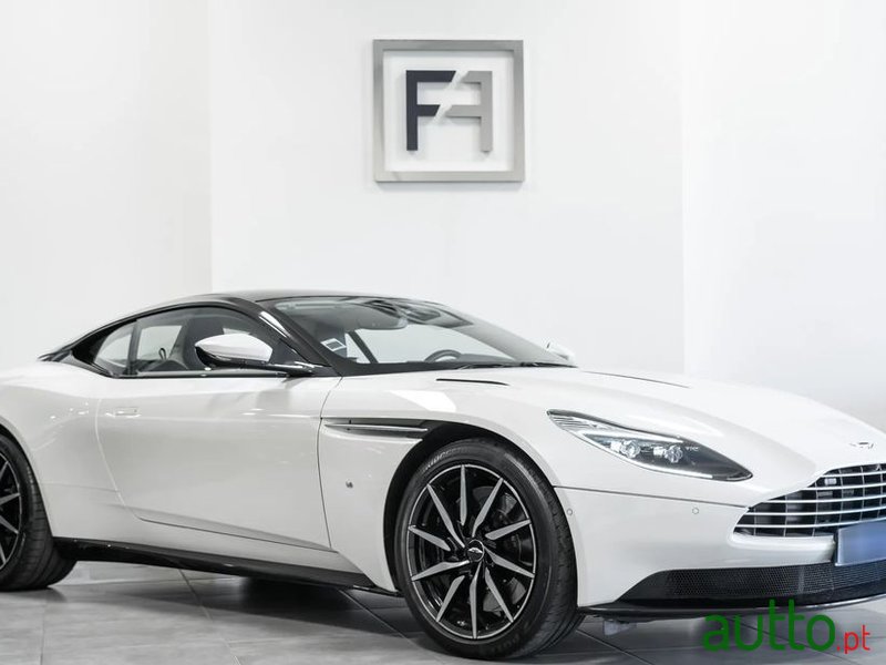 2019' Aston Martin DB11 Coupé photo #1