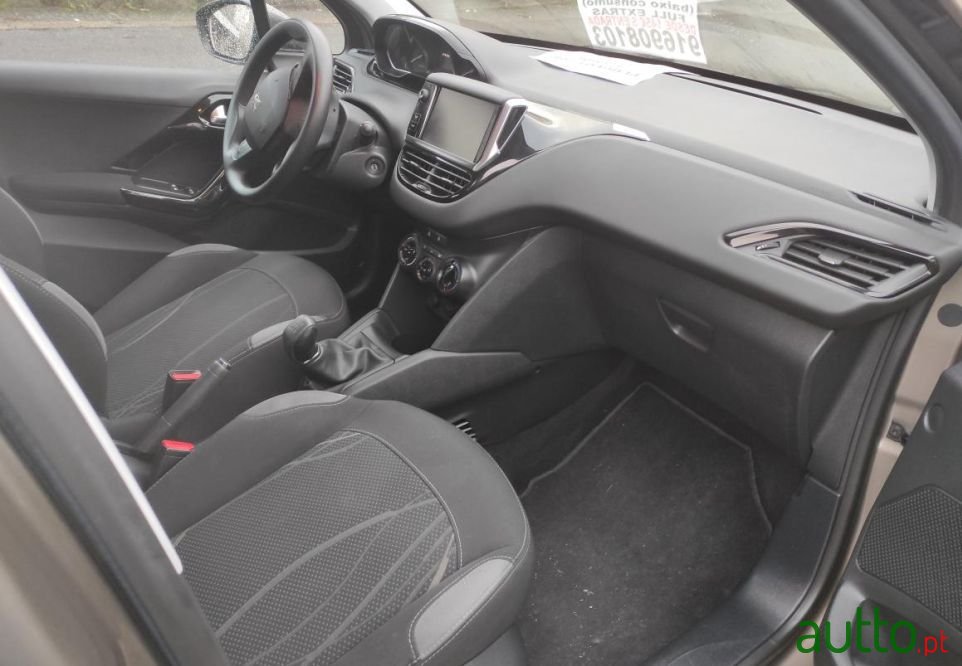 2013' Peugeot 208 Active photo #6