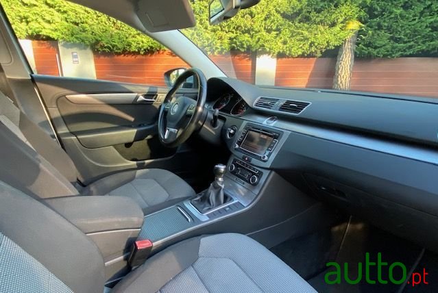 2011' Volkswagen Passat photo #5