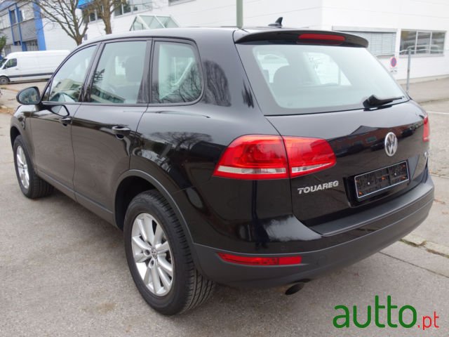 2014' Volkswagen Touareg photo #2