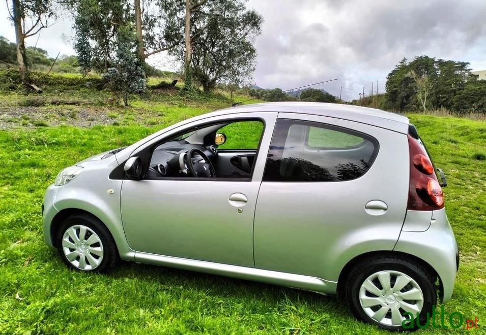 2012' Peugeot 107 photo #2