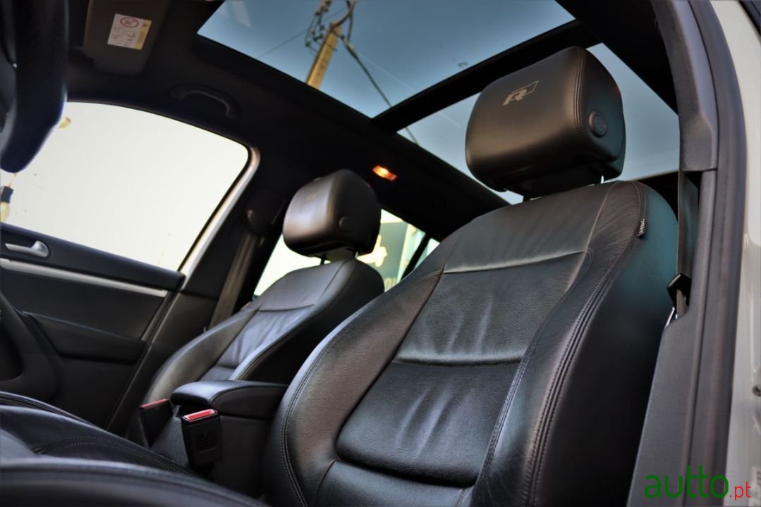 2015' Volkswagen Tiguan photo #6