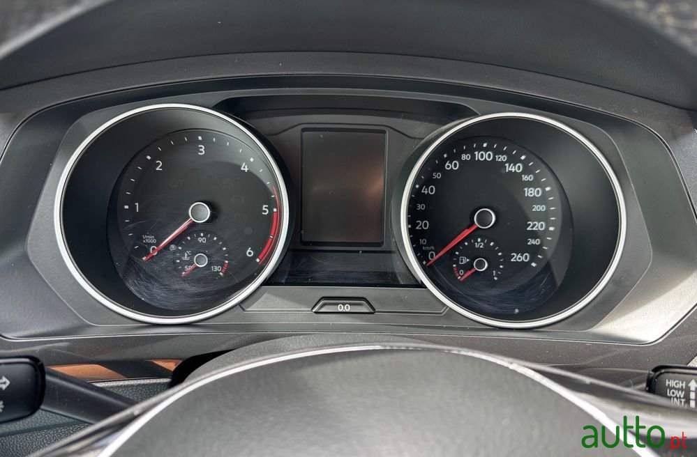 2020' Volkswagen Tiguan photo #5