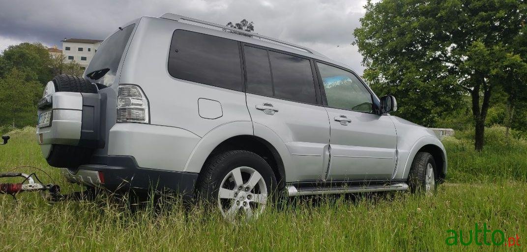 2009' Mitsubishi Pajero photo #1