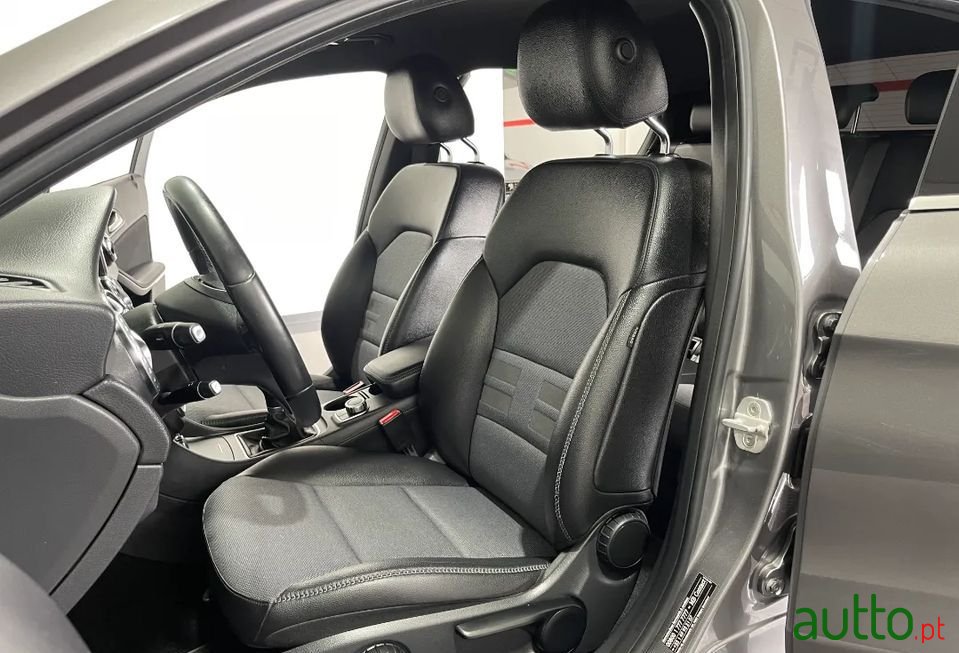 2015' Mercedes-Benz GLA 180 photo #6