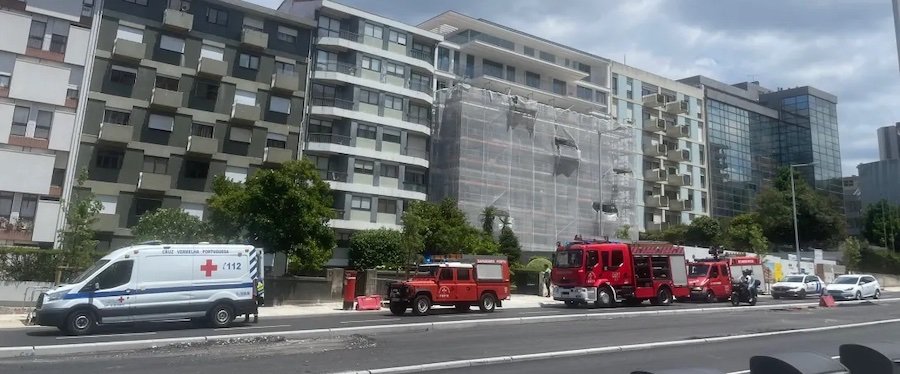 Mulher ferida ao tentar parar carro mal travado