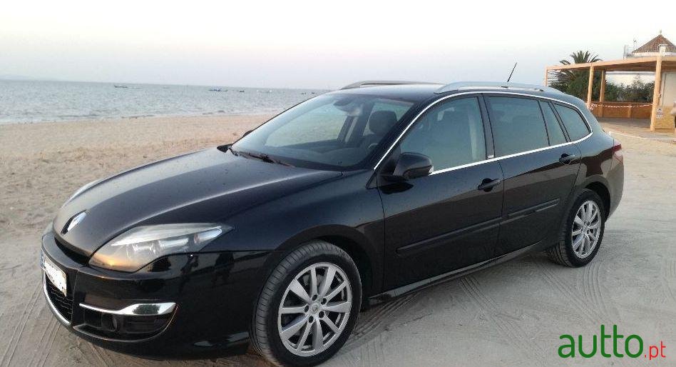 2011' Renault Laguna Break photo #2