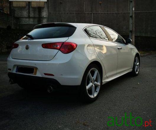 2011' Alfa Romeo Giulietta 2.0 photo #2