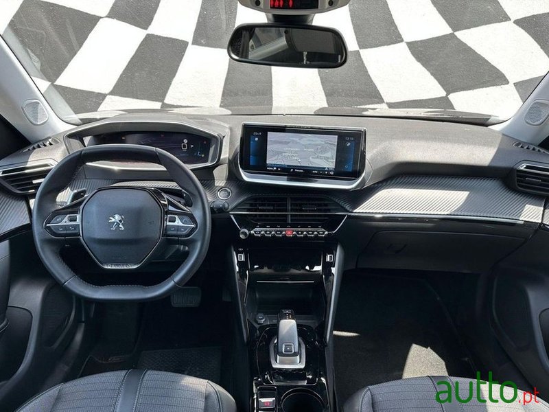 2021' Peugeot 2008 photo #2