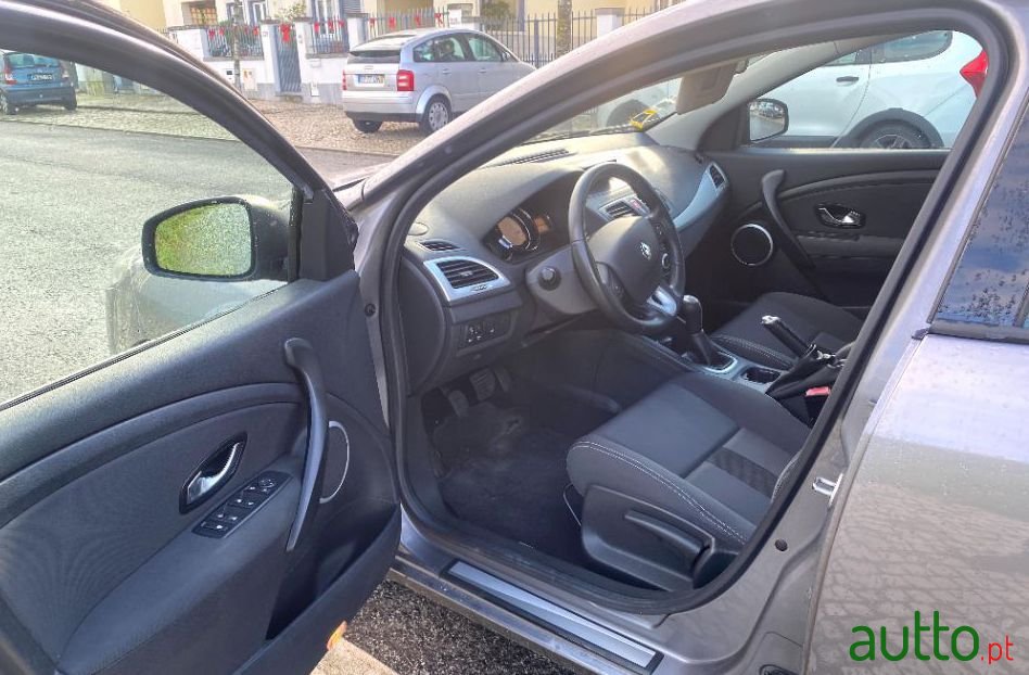 2011' Renault Megane Sport Tourer photo #2