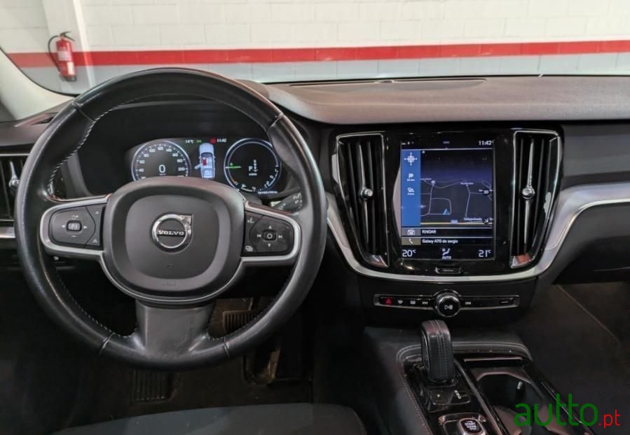 2020' Volvo V60 photo #4