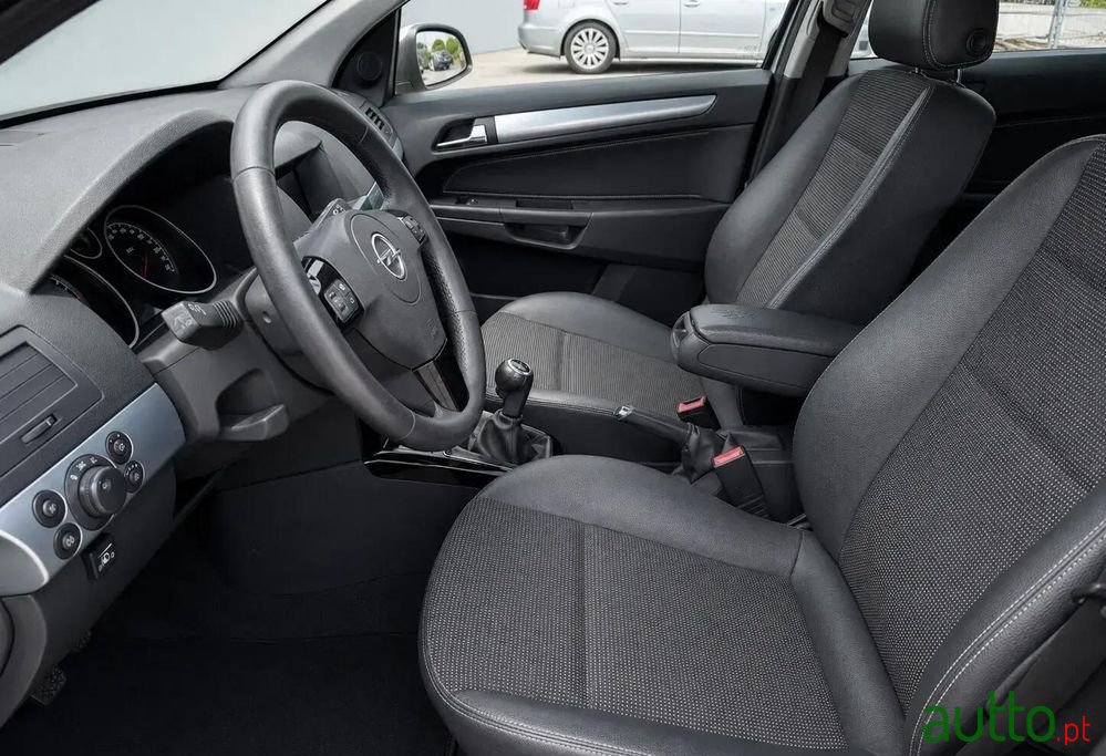 2008' Opel Astra Caravan photo #5