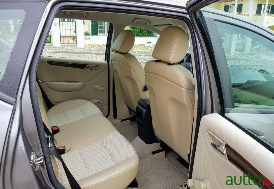 2011' Mercedes-Benz A-180 photo #3