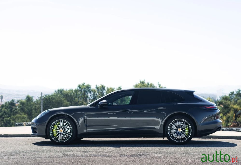 2020' Porsche Panamera Sport Turismo photo #5