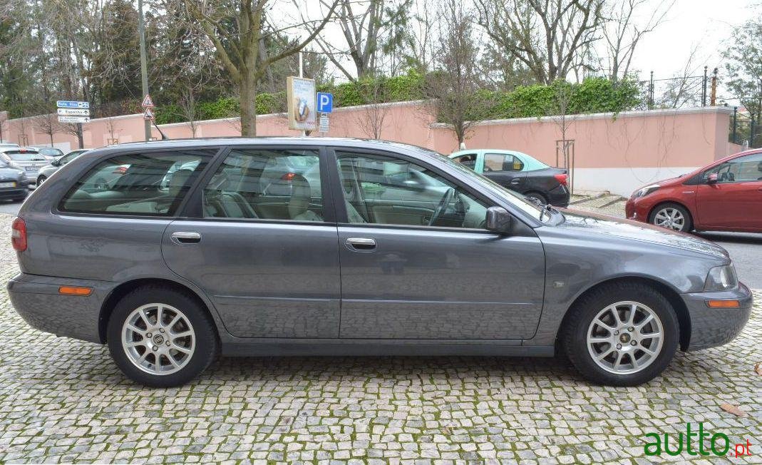 2004' Volvo V40 1.9 D photo #1
