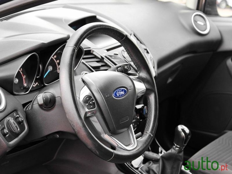 2015' Ford Fiesta photo #6