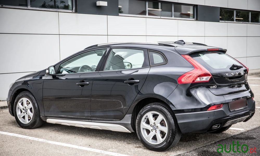 2015' Volvo V40 Cross Country photo #2