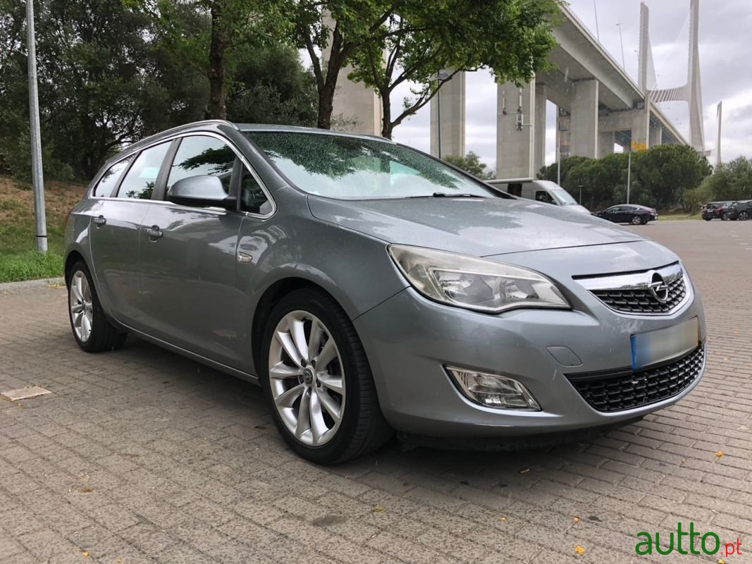2011' Opel Astra Sports Tourer photo #2