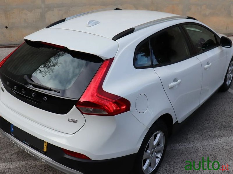 2017' Volvo V40 Cross Country photo #6