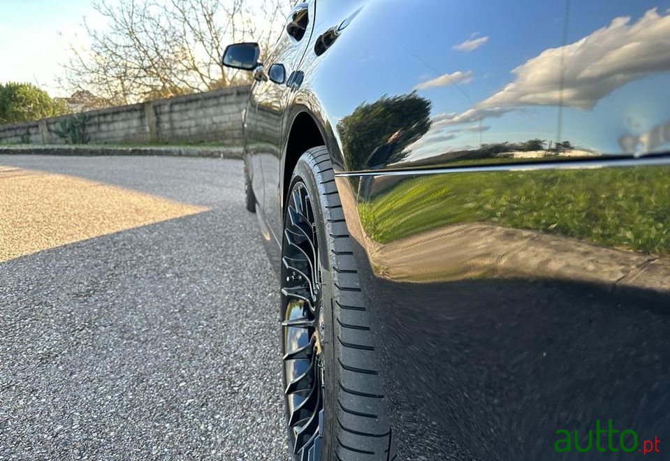 2011' BMW 525 photo #5