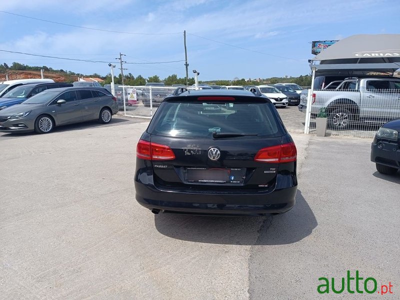 2011' Volkswagen Passat photo #4